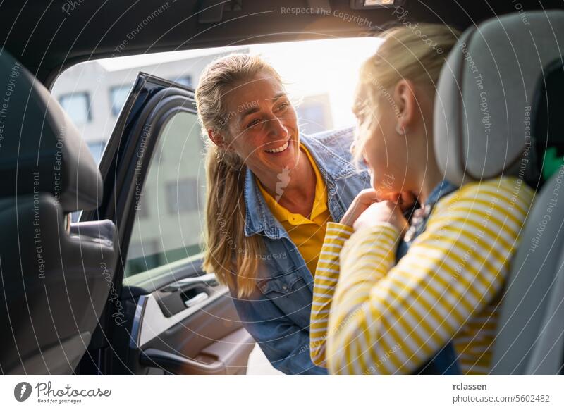 Glückliche Mutter und Tochter im Auto. Sicherheit fahren Konzept Bild Sonnenlicht Vogelscheuche Sitzen Lächeln Rücksitz blond Kind Frau Mädchen Deutschland PKW
