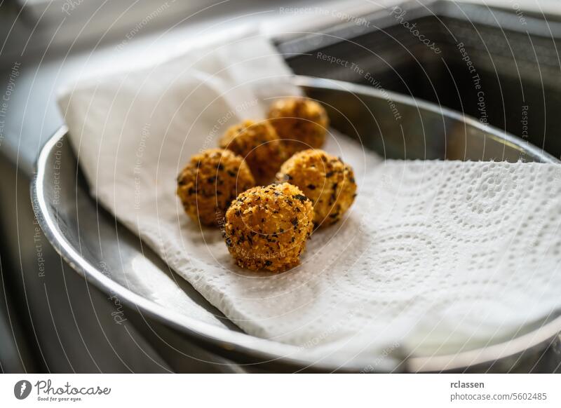 Vorspeise aus gebratenen Kartoffelbällchen mit Kräutern in der Küche eines Restaurants. Lebensmittel Fotografie Konzept Bild Protein Abendessen Hotel Abfluss