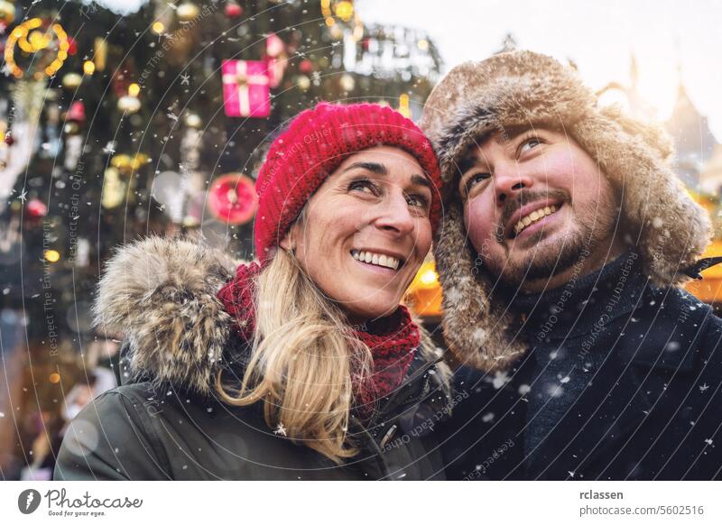 glückliches Touristenpaar auf dem Weihnachtsmarkt vor einem Baum im Winter Freunde Glühwein Vollbart Tourismus Datierung Fairness reisen Glück Paar Liebe
