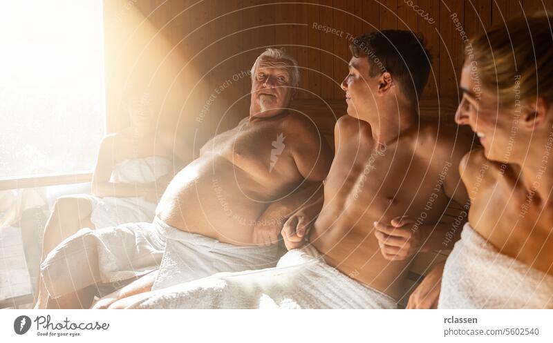 Gruppe glücklicher Menschen, die sich in der Sauna ausruhen, Spa- und Wellness-Konzeptbild Sonnenlicht Paar alt Harmonie Fitness Freunde Verdunstung Finnisch