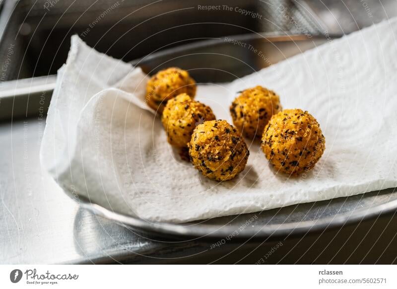Luxuriöse Vorspeise aus gebratenen Kartoffelbällchen mit Kräutern in der Küche eines Restaurants. Lebensmittel Fotografie Konzept Bild Protein Abendessen Hotel