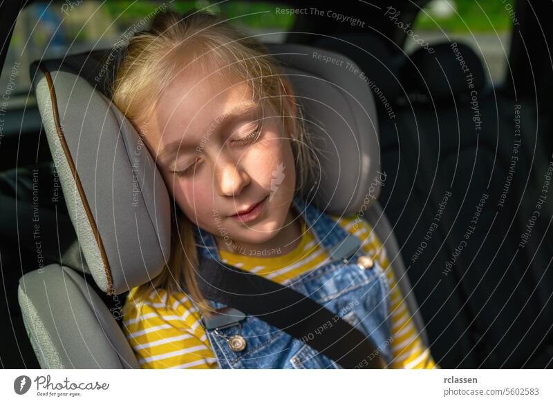 Kaukasisches Mädchen schläft während der Autofahrt Rücksitz blond Tochter Kind Frau Deutschland PKW Sitz Stuhl Sicherheit Mutter Gurt Eltern sicher Menschen