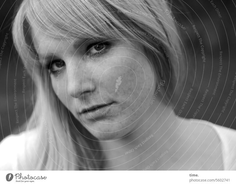 Frau im Park Klick langhaarig blond weiblich Porträt ernst Blick in die Kamera skeptisch Draussen beobachten halbprofil fragend