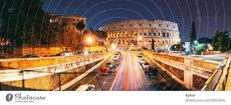 Rom, Italien. Kolosseum auch bekannt als Flavisches Amphitheater. Verkehr in Rom in der Nähe von berühmten Weltkulturerbe UNESCO in Abendzeit. Amazing Bright Night Starry Sky Hintergrund. Dunkelblauer Himmel. Reisen Italien