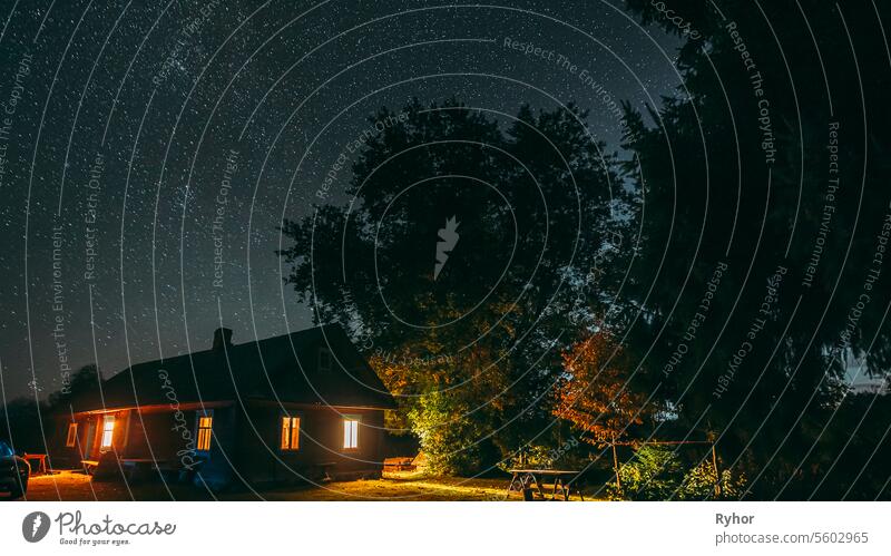 Dramatische Dämmerung Himmel mit erstaunlichen Sterne. Real Bunte Nacht Sterne. Natürliche Himmel Hintergrund über ländliche altes Haus auf dem Lande Landschaft. Glühende Sterne Effekte. ,
