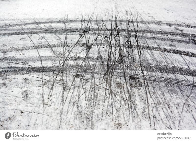 Spuren im Schnee außen frost frosteinbruch hinterhof innenhof innenstadt kalt kiez kälte menschenleer mietshaus nachbarschaft neuschnee schneedecke schneien