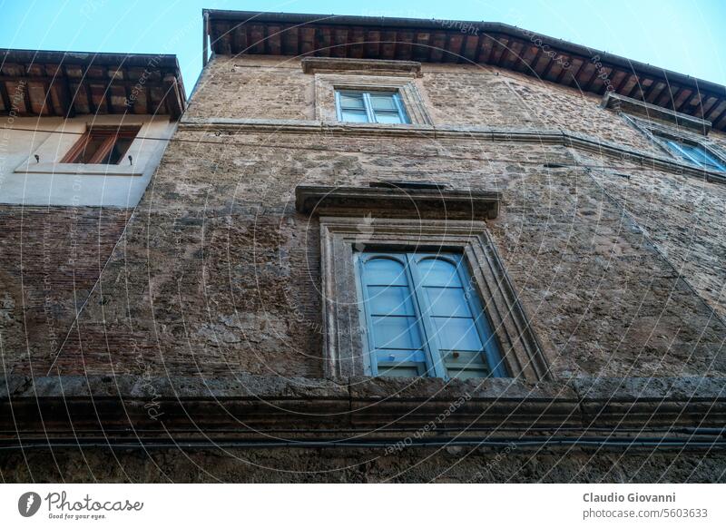 Historische Gebäude in Rieti, Italien Europa Lazio Architektur Großstadt Farbe Tag Außenseite historisch mittelalterlich im Freien Palast Fotografie Straße