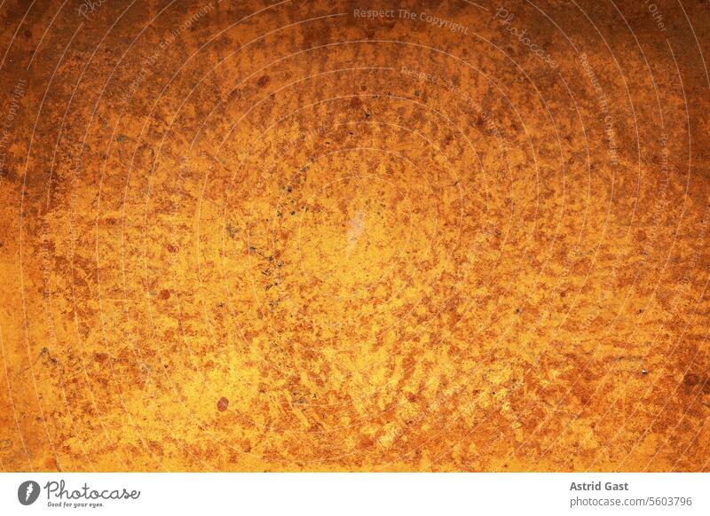Rostiges altes Blech in gelb, orange und braun blech metall rost rostig kratzer verkratzt kaputt rot rostfarben muster abstrakt wand auto oberfläche hintergrund