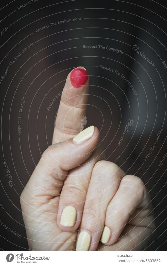 roter punkt am zeigefinger Hand Finger Zeigefinger Fingernägel Punkt Haut Mensch Farbe Fingerkuppe nach oben deuten zeigen