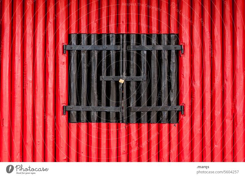 Türchen Linien Strukturen & Formen Fenster Holz geschlossen Fensterladen Holzfassade rot schwarz abgeschlossen Holzwand Hütte Geheimnis geheimnisvoll