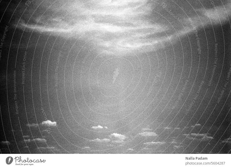 Über den Wolken sind nochmals welche analog Analogfoto sw schwarzweiß Schwarzweißfoto Himmel hoch oben Außenaufnahme Natur Mecklenburg Wetter