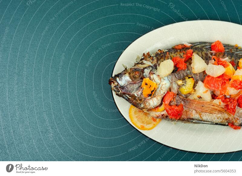 Gebratene leckere ganze Tilapia, vietnamesisches Essen. Fisch Buntbarsch Meeresfrüchte gegrillt Zitrusfrüchte gebraten Lebensmittel Tilapia-Fisch Teller Küche