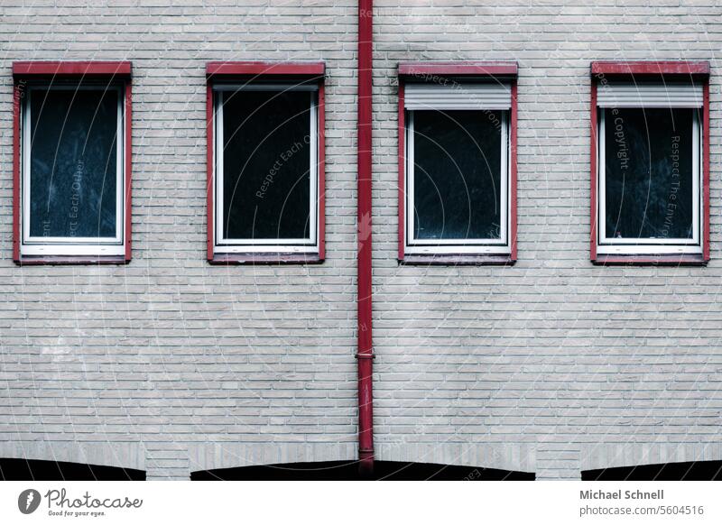 Rot und grau: Leerstehendes Haus leerstehend leerstehendes Haus Gebäude trist Fassade Leerstand Unbewohnt Vergänglichkeit Wandel & Veränderung Fenster Gesicht