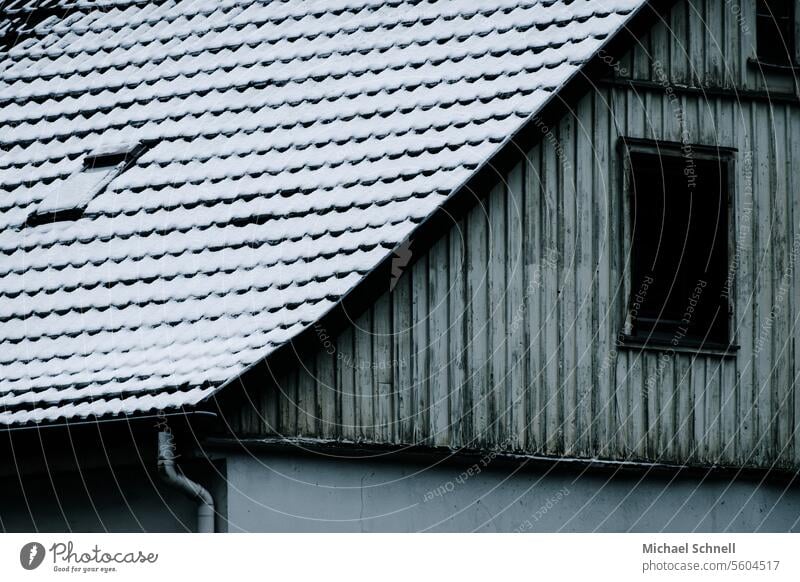 Altes Bauernhaus, schneebedeckt Holz alt Haus Bauernhof Gebäude Fassade Fenster Architektur Bauwerk Dorf Menschenleer Außenaufnahme Winter Dach kalt