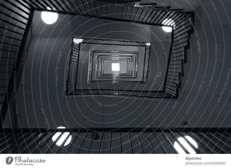 analoge Ebenenwechselanlage Treppenhaus Schneckenhaus Architektur Geländer aufwärts abwärts Abstieg aufsteigen Treppengeländer Wohnhaus Menschenleer