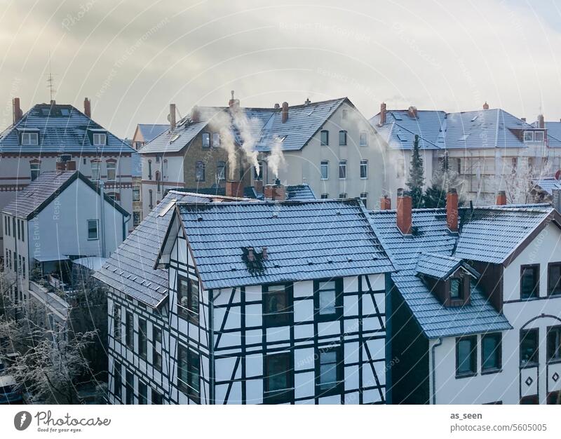 Fachwerkhäuser im Schnee Fachwerkhaus kalt Winter Eis Frost Himmel Stadt Kleinstadt Häuser Dorf Außenaufnahme Farbfoto Haus Menschenleer Tag weiß