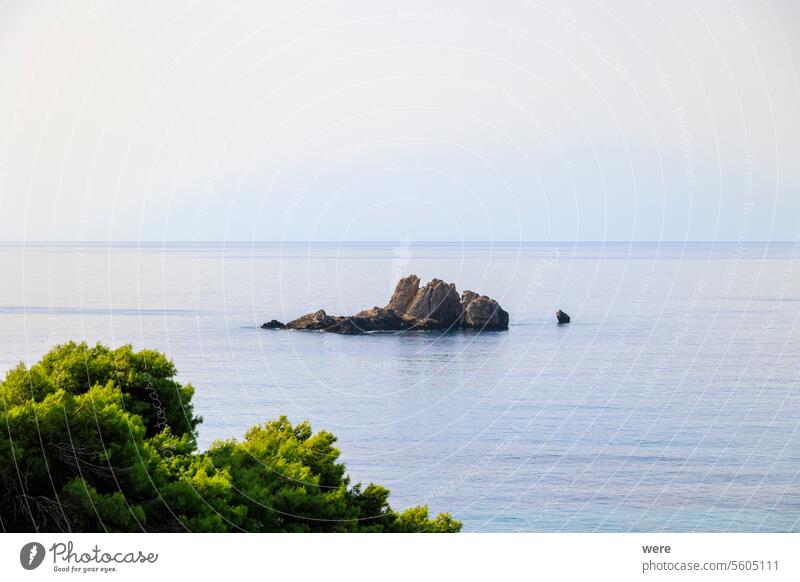 Küste und einsame Felsen im Meer bei Sinarades auf der Insel Korfu Strände Byzantinische Kirchen Korfu-Stadt Kristallklares Wasser Kultur Griechenland