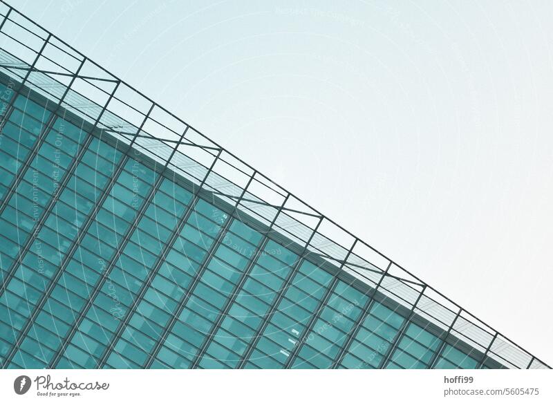 Minimalistisch abstrakte  Ansicht eines modernen Hochhauses mit einer Glasfassade geometrische Formen Linie Architekturfotografie architektonisch Tristesse