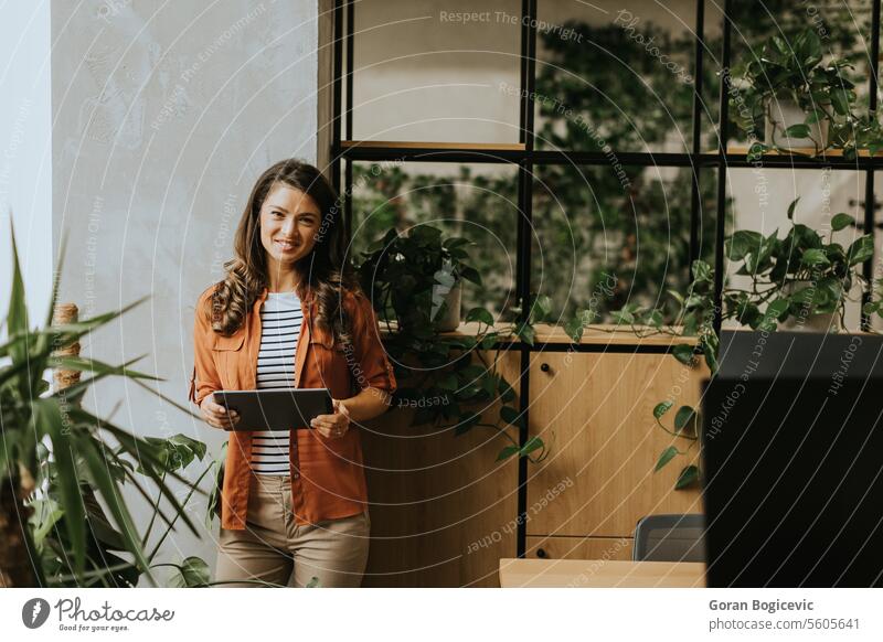 Junge Frau steht mit digitalem Tablet im Büro Amerikaner Business Geschäftsleute Geschäftsfrau Karriere Kaukasier allein Mitteilung korporativ Mitarbeiter