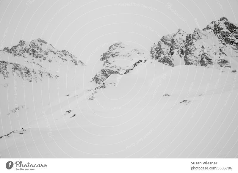 Strukturen von Bergen erheben sich wie gemalt in weisser und nebliger Winterlandschaft minimalistisch Schnee Schneebedeckte Gipfel Außenaufnahme Menschenleer
