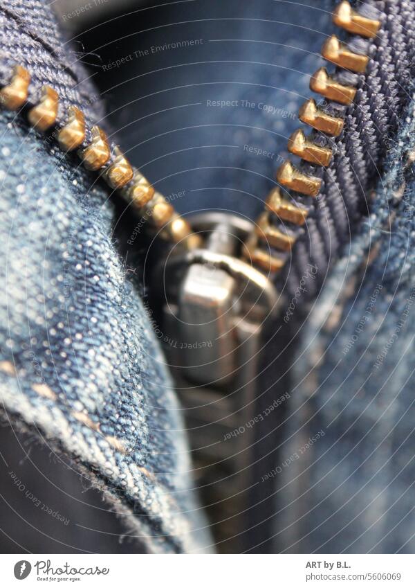 leicht geöffneter Reißverschluss... Jeanshose verschluß reißverschluss jeans jeanshose kleidung blau verwaschen