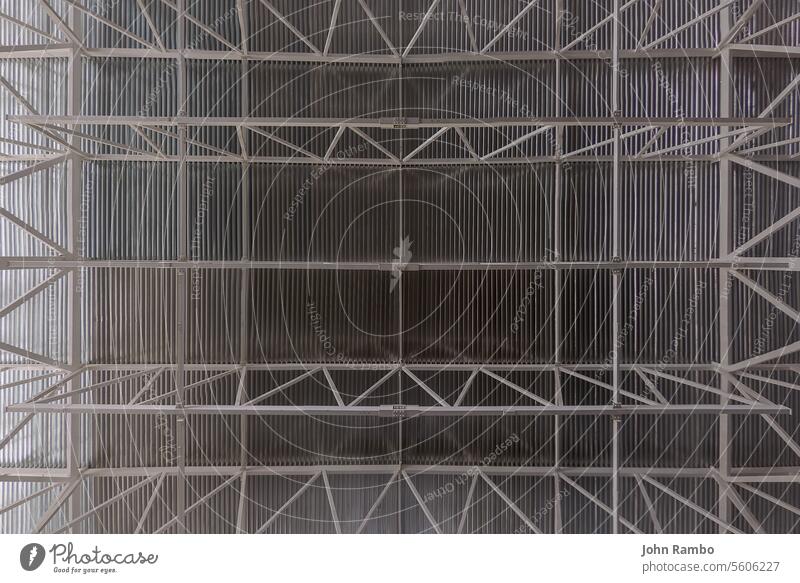 Industrielle Decke mit Profilblech und Trägersystem mit flachem Hintergrund. Metall Stahl Innenbereich Perspektive Strahl Rahmen Konstruktion Zimmerdecke Dach