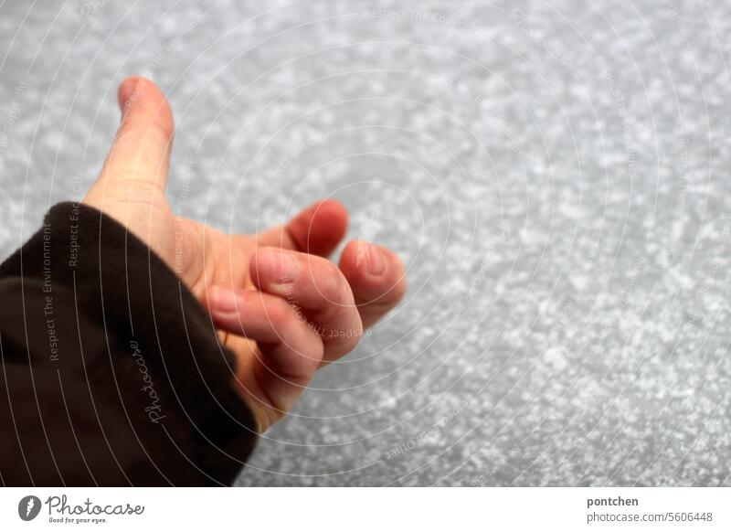 auf eis klopfen. gefroren. tragfähigkeit hand prüfen kalt winter wasseroberfläche Frost frieren Nahaufnahme Außenaufnahme Kristallstrukturen Raureif