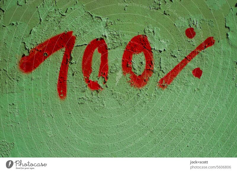 100% in rot und grün Ziffern & Zahlen Putzwand Oberfläche Oberflächenstruktur Detailaufnahme Handschrift Schriftzeichen handschriftlich Hinweis auffällig