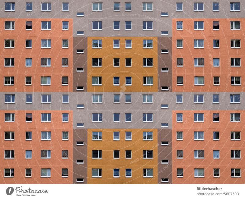 Großer Wohnblock in Plattenbauweise aus DDR Produktion, farbig neu gestaltet wohnblock plattenbauweise wohnhaus sozialer wohnungsbau brennpunkt
