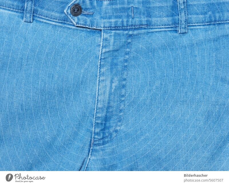 Detail einer Jeanshose mit Hosenschlitz, Hosenbund und Gürtelschlaufen hosenschlitz hosenbund hosenknopf gürtelschlaufe naht eingreifen hosennaht jeansstoff