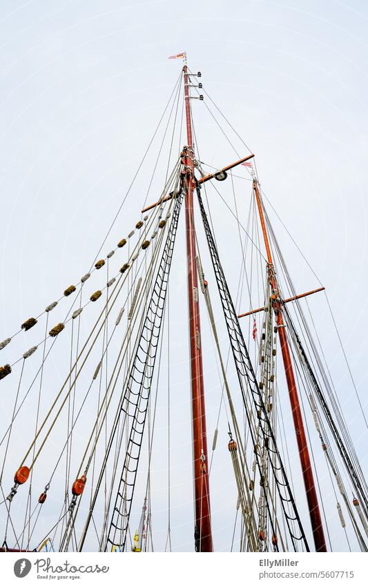 Schiffsmast eines alten Segelschiffs. Mast Segelboot Himmel Hafen Schifffahrt Abenteuer Außenaufnahme Freiheit Bootsfahrt Ferne Wind Menschenleer segeln Detail