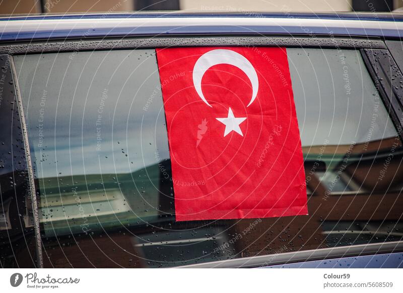 Die türkische Flagge hängt aus dem Autofenster geparkt im Freien Hintergrund PKW Stern Fenster patriotisch Fahne national Feier Truthahn Türkisch Konzept