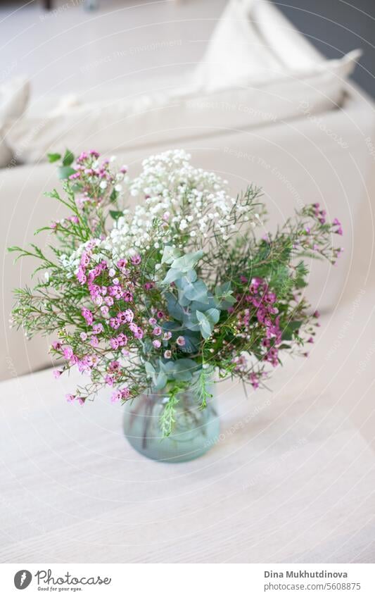schöne rosa Wachs Blumenstrauß auf weiß beige neutralen Hintergrund kopieren Raum oben und unten. Blumenarrangement vertikale Kulisse. Dekoration & Verzierung
