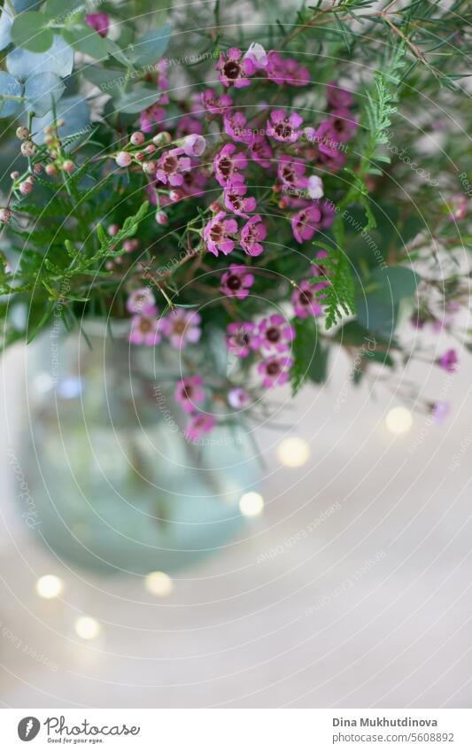 schöne rosa Wachs Blumenstrauß auf weiß beige neutralen Hintergrund kopieren Raum unten. Blumenarrangement vertikale Kulisse. Dekoration & Verzierung Natur