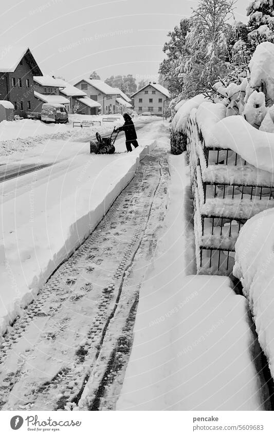 straßenfeger Schnee Schneefräse Winter Dorf Bürgersteig Spuren Fußspur Schwarzweißfoto kalt Schneespur Schneedecke Wetter Winterstimmung winterlich