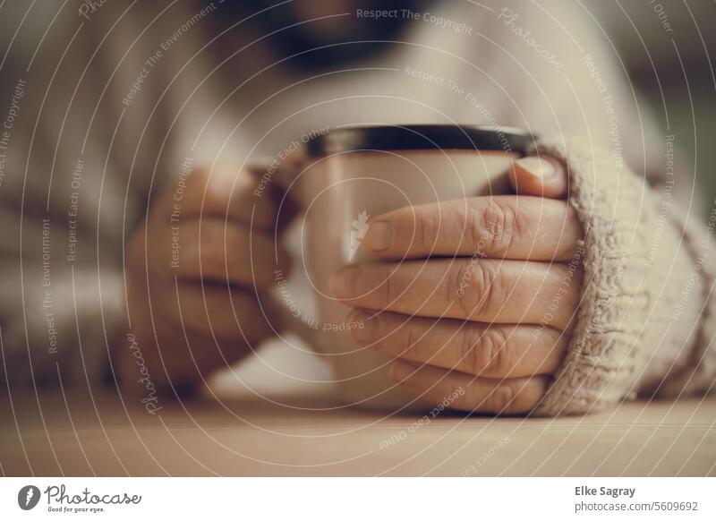 Kaffeepause Hände wärmen sich an warmer Tasse Frau Hand festhalten Heißgetränk genießen Pause Kaffeetasse