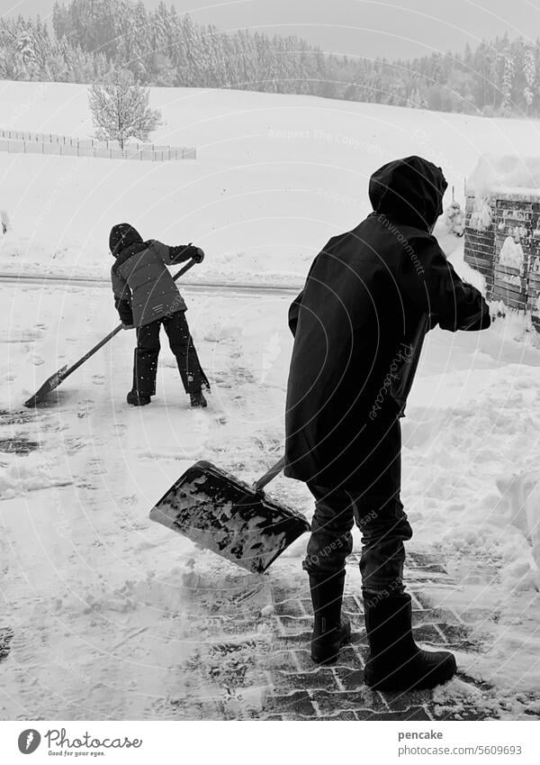 handbetrieb Winter Schnee räumen Schnee schippen Winterdienst Schneefall Wege & Pfade weiß kalt Wintertag Umwelt Wetter Frost Schneedecke Schneelandschaft