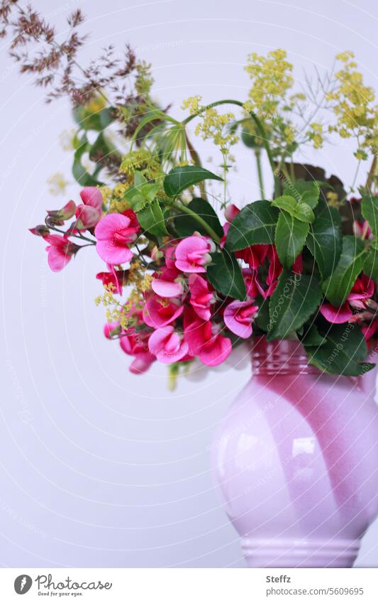 Blumenstrauß aus dem Garten in einem lila Krug Sommerblumen Sommerblumenstrauß Gartenstrauß Gartenpflanzen Vase Vase mit Blumen Gartenblumen gepflückt