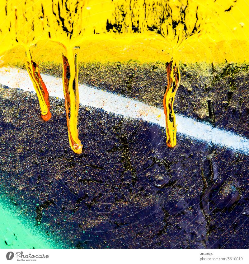 Gelber Ablauf Farbstoff Flüssigkeit Graffiti abstrakt Farbe Tropfen Wand Nahaufnahme Strukturen & Formen Farbnasen Lack Farbfleck trashig fließen Schmiererei
