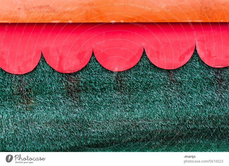 Markise auf Kunstrasen Strukturen & Formen Lamelle rot grün orange Nahaufnahme abstrakt Hintergrundbild