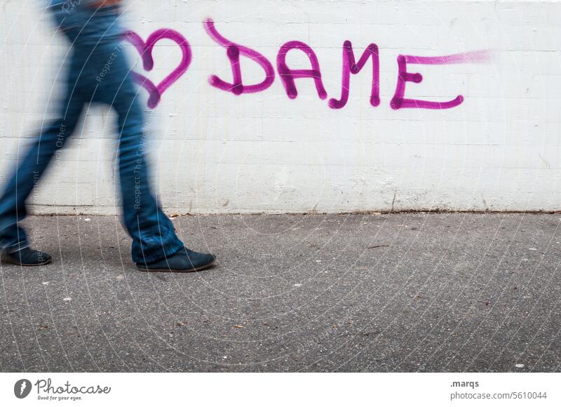 ❤️ Dame Herz Wand Graffiti Schriftzeichen Bewegung Bewegungsunschärfe Liebe Gefühle Beine gehen Spaziergang urban Liebeserklärung Liebesgruß Symbole & Metaphern