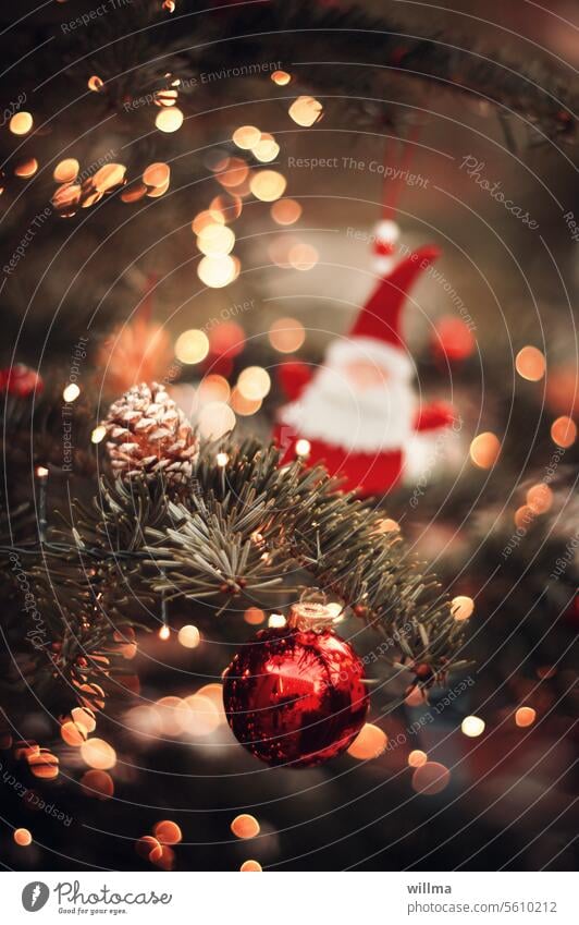 Weihnachtsstimmung am Lichterbaum Weihnachtsbaum geschmückt Christbaumkugel Tannenzapfen weihnachtlich Weihnachtsmann Weihnachtsschmuck Weihnachtsdekoration