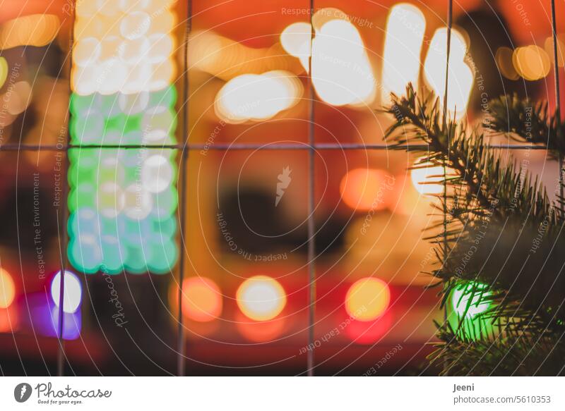 Buntes Treiben auf dem Weihnachtsmarkt bunt Beleuchtung verschwommen defokussiert Unschärfe Stimmung Abend Freude Jahrmarkt Karussell Atmosphäre