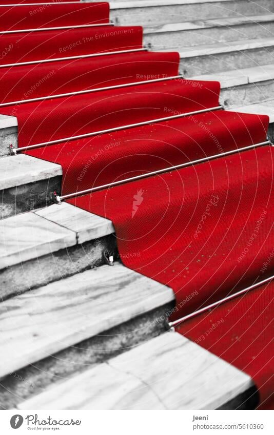 Schritt für Schritt hinaufgehen rot Teppich Roter Teppich Stufen Treppe Treppenstufen Veranstaltung Kultur Perspektive elegant Feste & Feiern Reichtum Erfolg