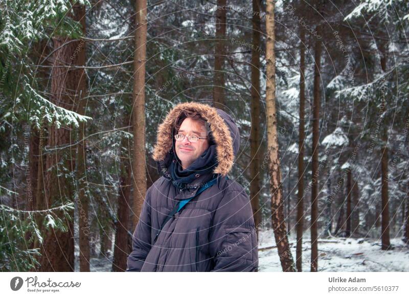 Mann im Winter-Wald Schnee Porträt Winterstimmung Landschaft Wintertag kalt Schneelandschaft Jahreszeiten Frost Natur Winterlandschaft Kälte Winterspaziergang