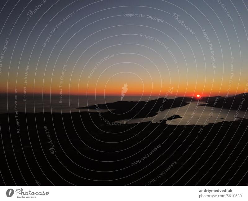 Aerial Drohne Ansicht der schönen Sonnenuntergang oder Sonnenaufgang Landschaft mit klarem Himmel in der Bucht von Kotor, Adria, Montenegro. Tranquil Skyline mit hellen orangefarbenen Sonnenlicht. Sommerurlaub Konzept