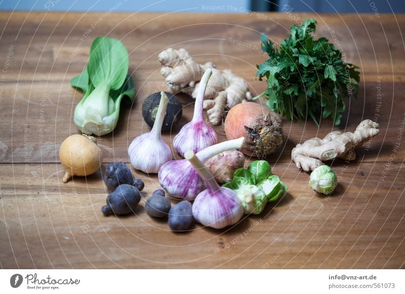 Gemüse Salat Salatbeilage Ernährung Abendessen Bioprodukte Vegetarische Ernährung Asiatische Küche frisch Gesundheit mehrfarbig Holzbrett Holztisch Knoblauch