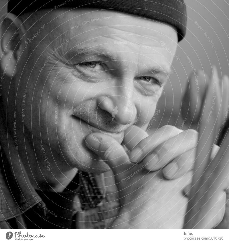 lächelnder Mann mit Mütze stützen Porträt freundlich zufrieden schmuzlen vergnügt heiter