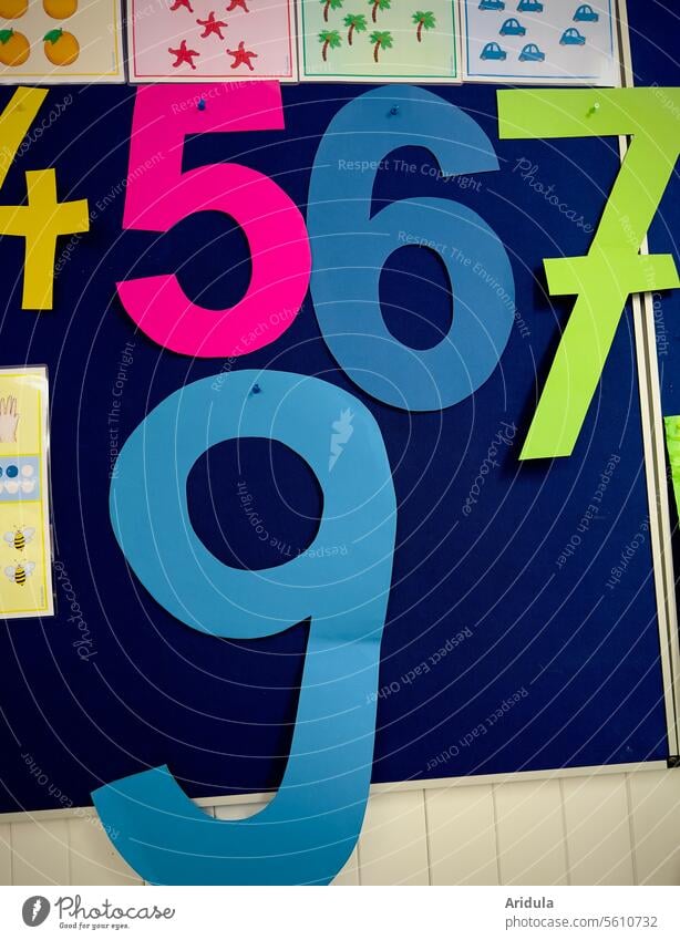 4, 5, 6, 7 … 9 | bunte Papierzahlen in einem Klassenzimmer Grundschule Zahlen Klassenraum Wand Schule Bildung lernen Tafel Mathe Rechnen Mathematik