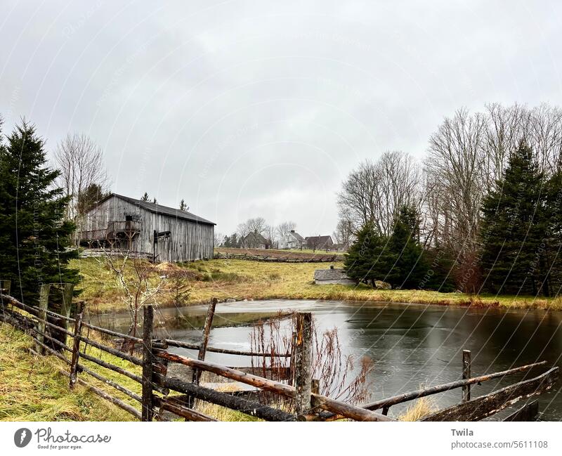 Historischer Bauernhof in New Ross Nova Scotia regnerisch historisch nass Teich Scheune rustikal Land ländlich Ackerland